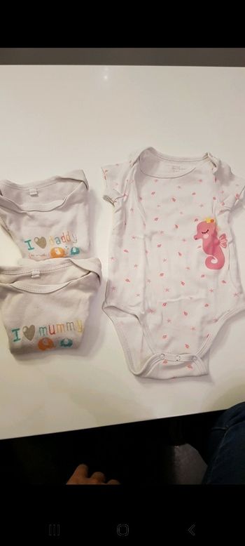Lot 3 bodys manches courtes taille 6 mois