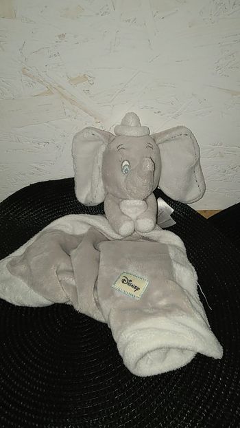 - DOUDOU PLAT ELEPHANT DUMBO DISNEY NICOTOY GRIS YEUX BLEU CHAPEAU BLANC