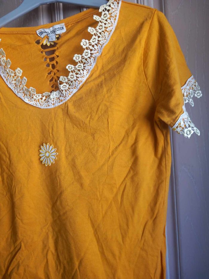 Tee-shirt ouvert dans le dos avec dentelles - photo numéro 3