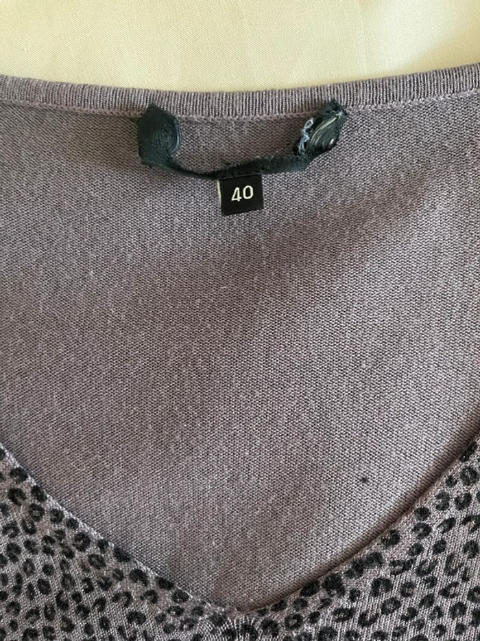 Pull léger en V violet et noir - photo numéro 4
