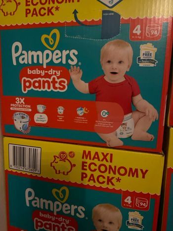 Vends 2 cartons de couches pants taille 4