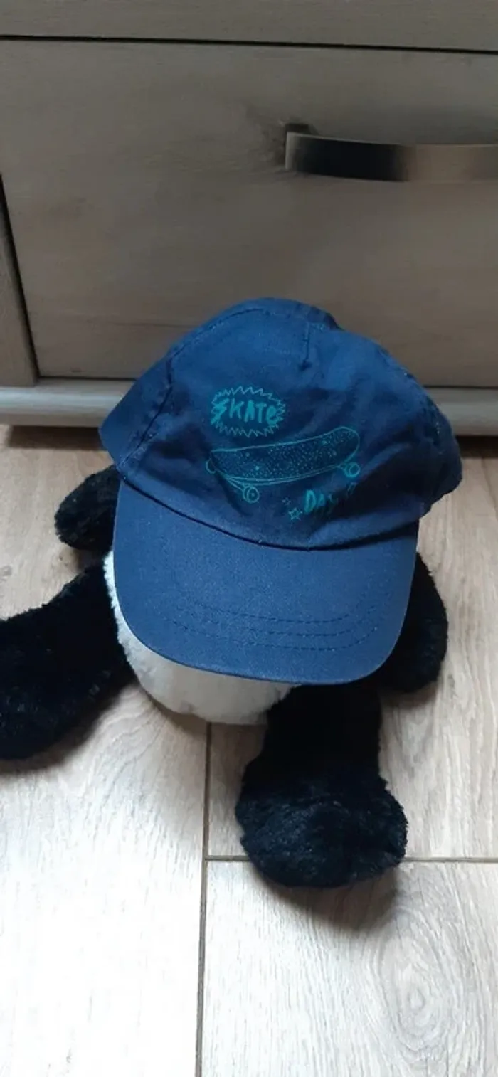 Casquette "in extenso" bleu foncée "skate" en très bon état