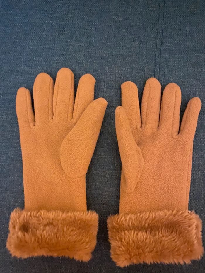 Paire de gants couleur camel en parfait état avec de la fourrure ton sur ton