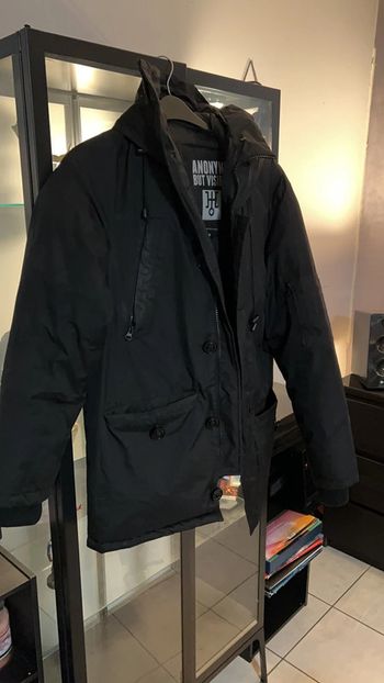 Manteau homme anonyme but visible