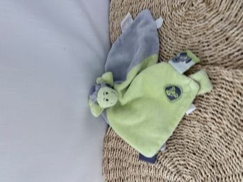 Doudou plat tortue verte gris mauve rayé Yvan NOUKIE'S