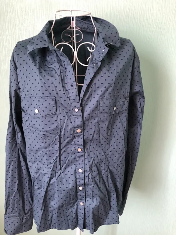 Chemise gris foncé avec petits cœurs