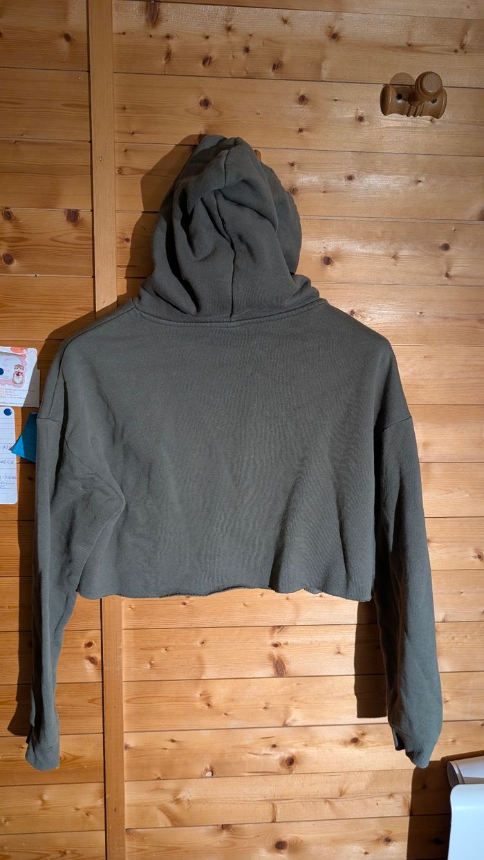 Pull crop top a capuche kaki - photo numéro 2