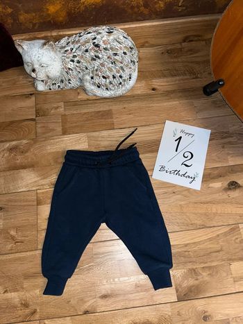Pantalon jogging bleu marine hema très bon état 68cm