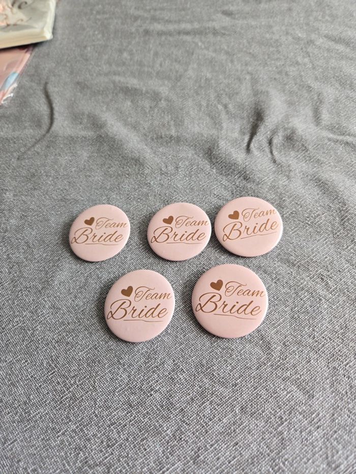 Badges team bride