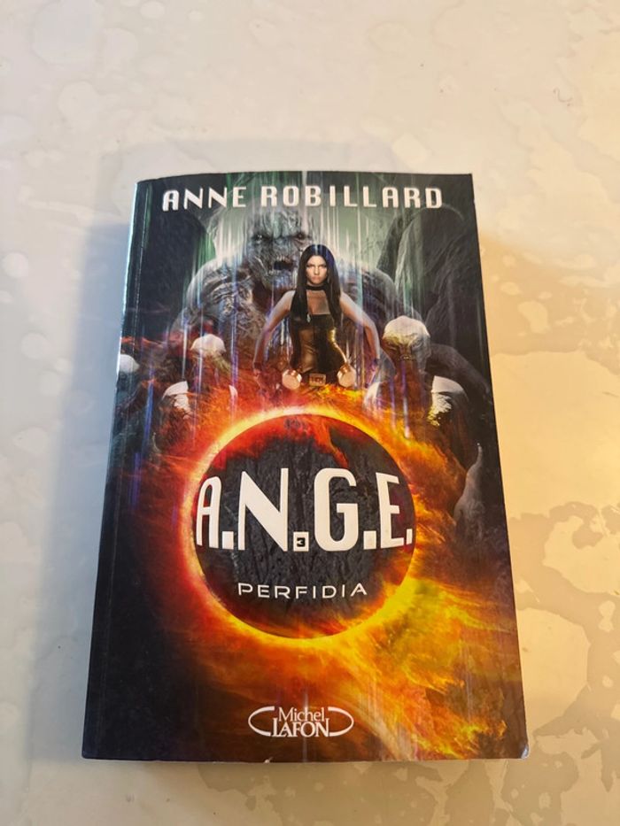 Livre ange - 3 - perfidia - Anne Robillard