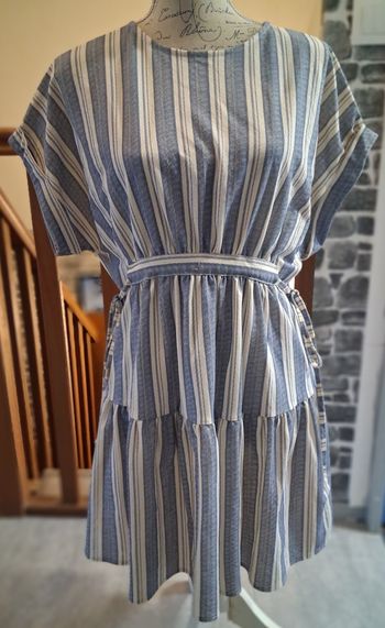Robe courte rayée blanche et bleue
