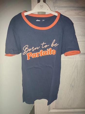 t-shirt bleu marine et orange