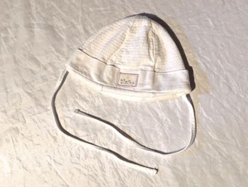 Bonnet Blanc Ecusson Fleurs Mauves Couronne Ficelles Flore Vêtement Accessoire Petits Enfants Bébés