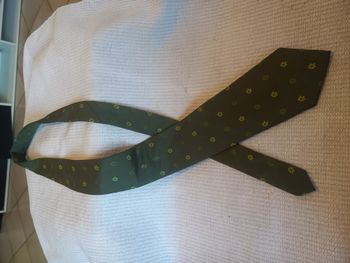 Cravate vert kaki à fleurs – Style vintage chic – Laurent Cerrer