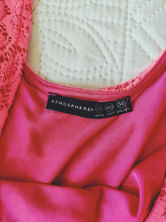 Très originale robe dentelle rose fluo - photo numéro 2