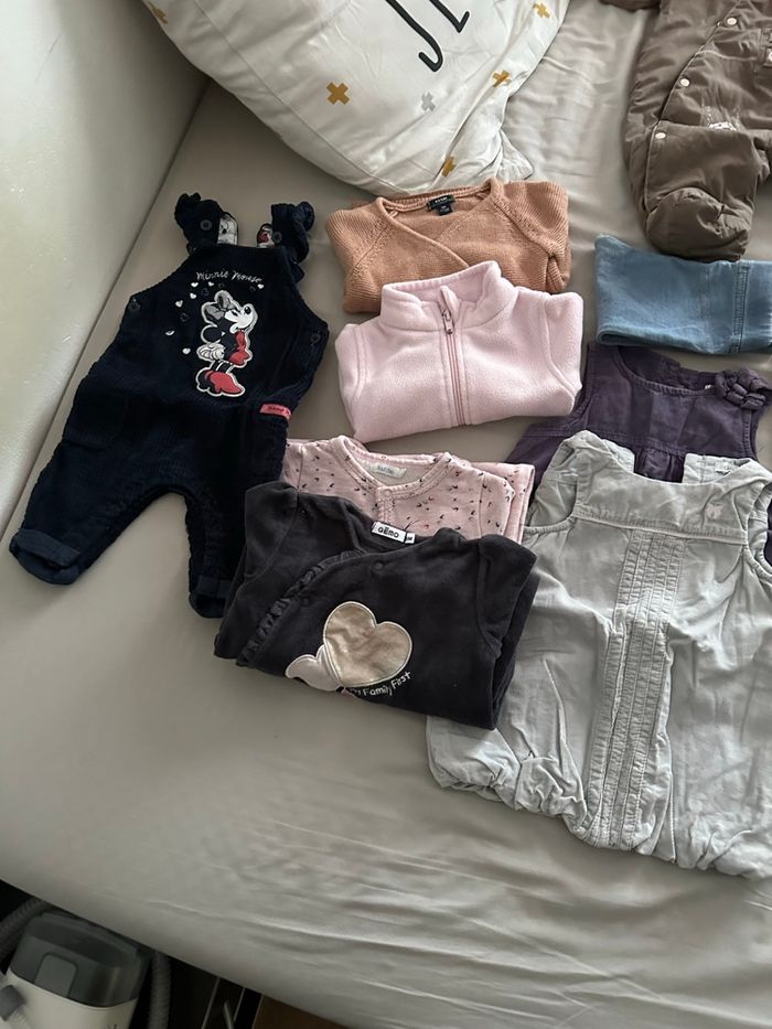 Lot pyjamas et divers - photo numéro 2