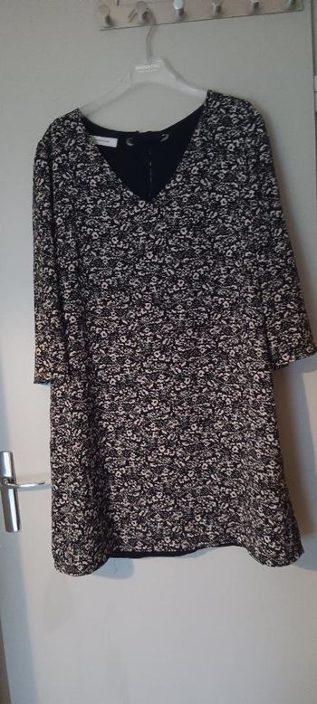 ROBE PROMOD NOIRE ET BEIGE FLEURIE