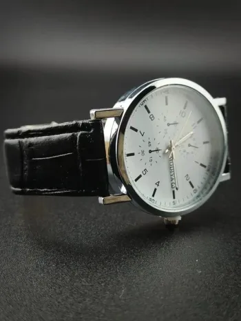 Montre noire, précise, discrète, homme