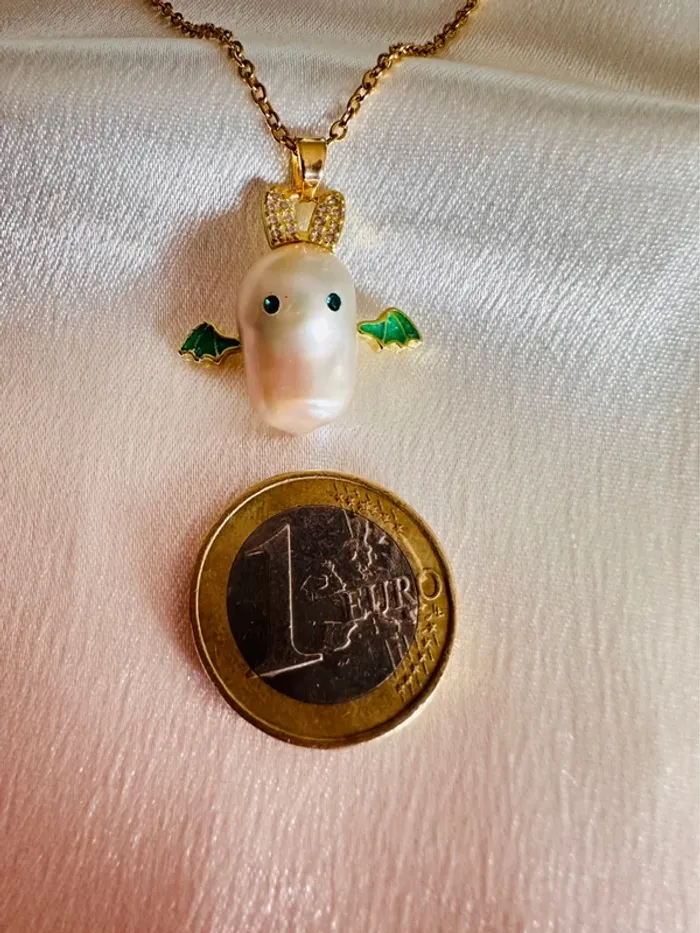 Collier petit lapin ailé fait main – perle baroque et émail vert, bijou unique - photo numéro 4