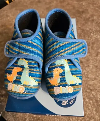 Chaussons Dino pointure 23 Comme neuf
