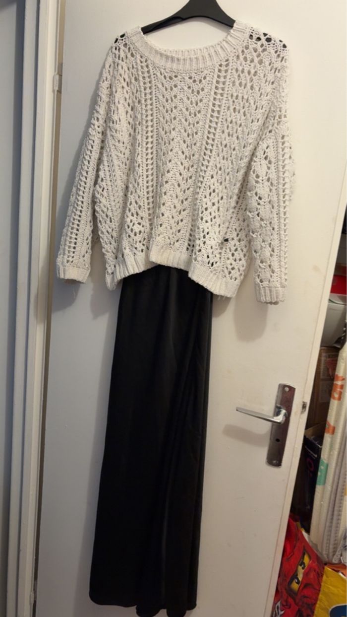 Pull crochet et jupe longue en soie