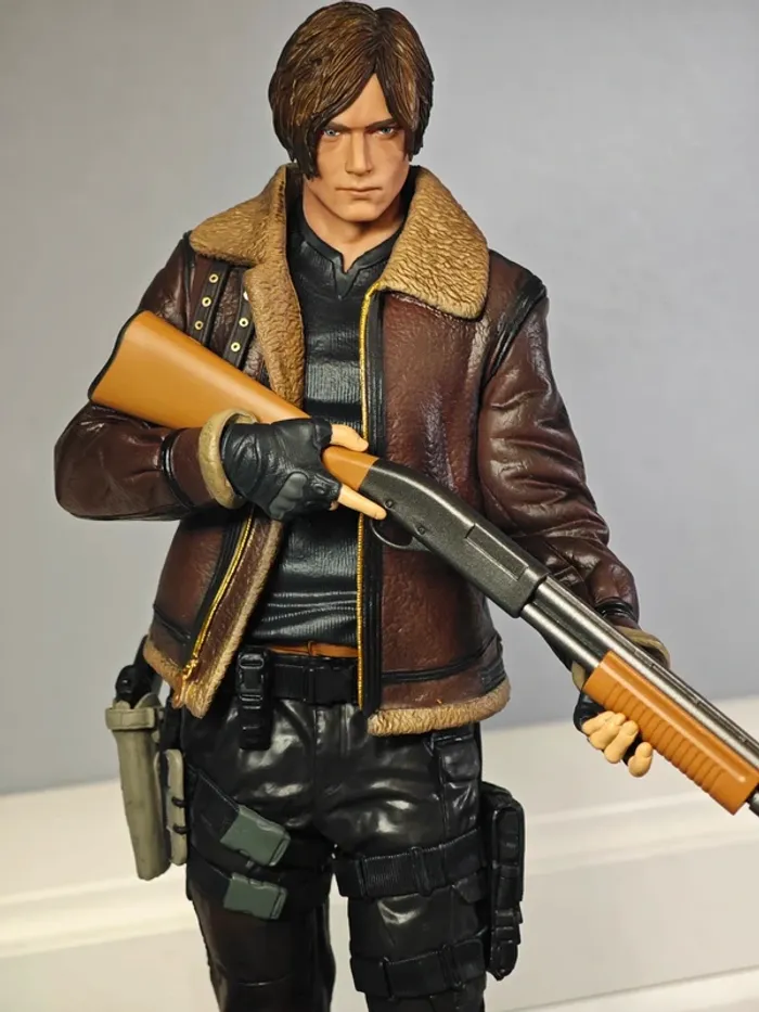 Figurine Resident Evil 4 : Leon 32cm neuve sans boîte - photo numéro 3