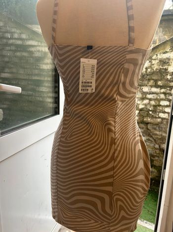 Petite robe d'été à bretelles à imprimé / rayures beiges et taupe