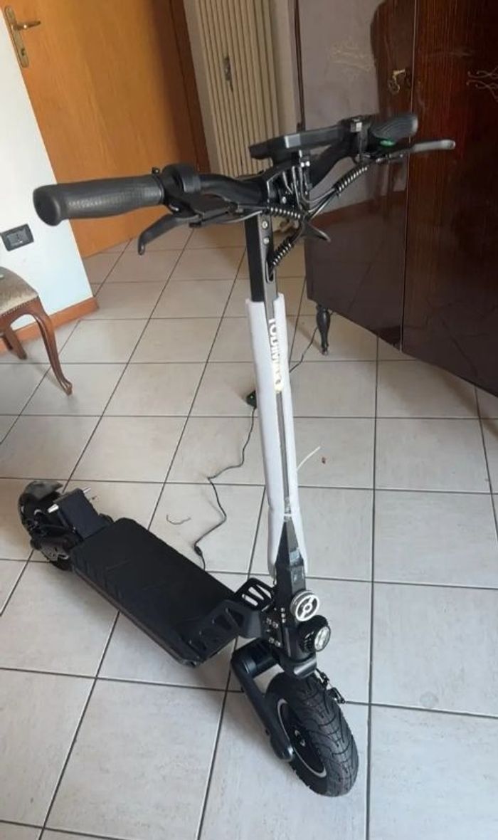 Trottinette électrique neuve 1800 watt débridée à 45 km/h  100 km d'autonomie