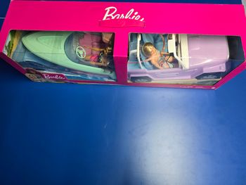 Barbie Barbie Gift Set 2 dolls, boat & Jeep (GXD66)