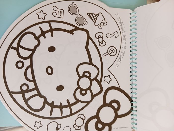 Livre de coloriage avec pochoir hello kitty Neuf - photo numéro 3