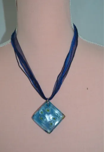 Collier bleu