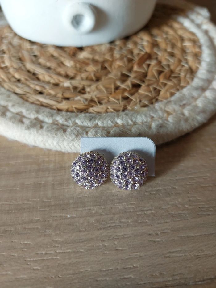 Neuf > boucles d'oreilles argentées > cristaux lilas/parme - photo numéro 3