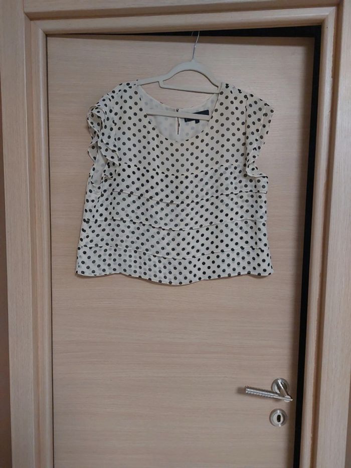 Tee-shirt beige a volant et pois noir