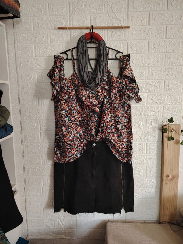 Ensemble jupe noire, haut imprimé et tour de cou