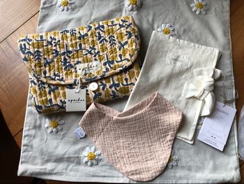 Lot naissance / change NEUF – Apaches + Nobodinoz lin + bavoir Rammelaartje (étiquettes)