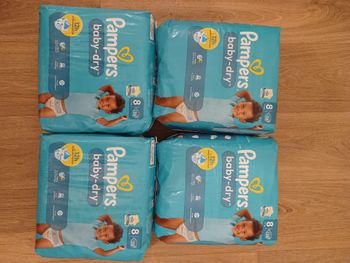 Lot de 4 paquets de Couches Pampers baby-dry taille 8