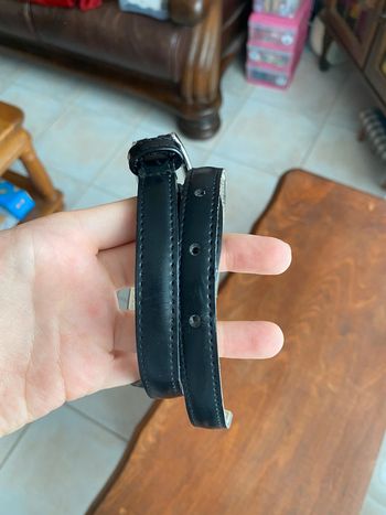 Ceinture noire en synthétique.