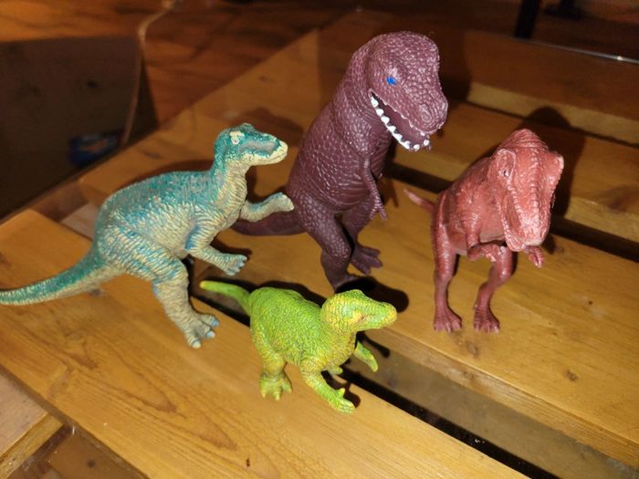 Lot de 4 figures dinosaures
