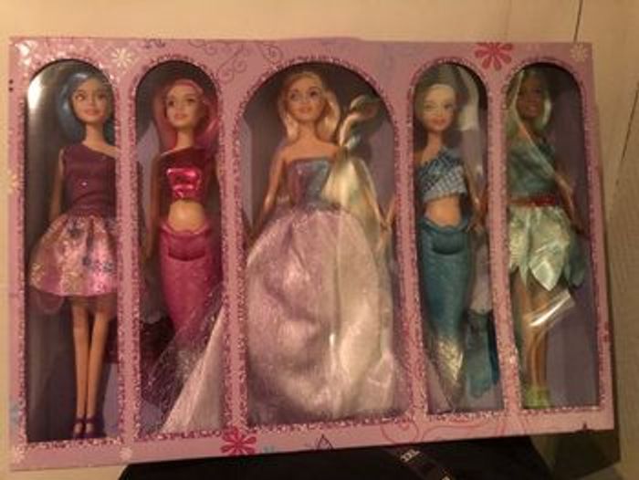 Set de 5 poupées neuves