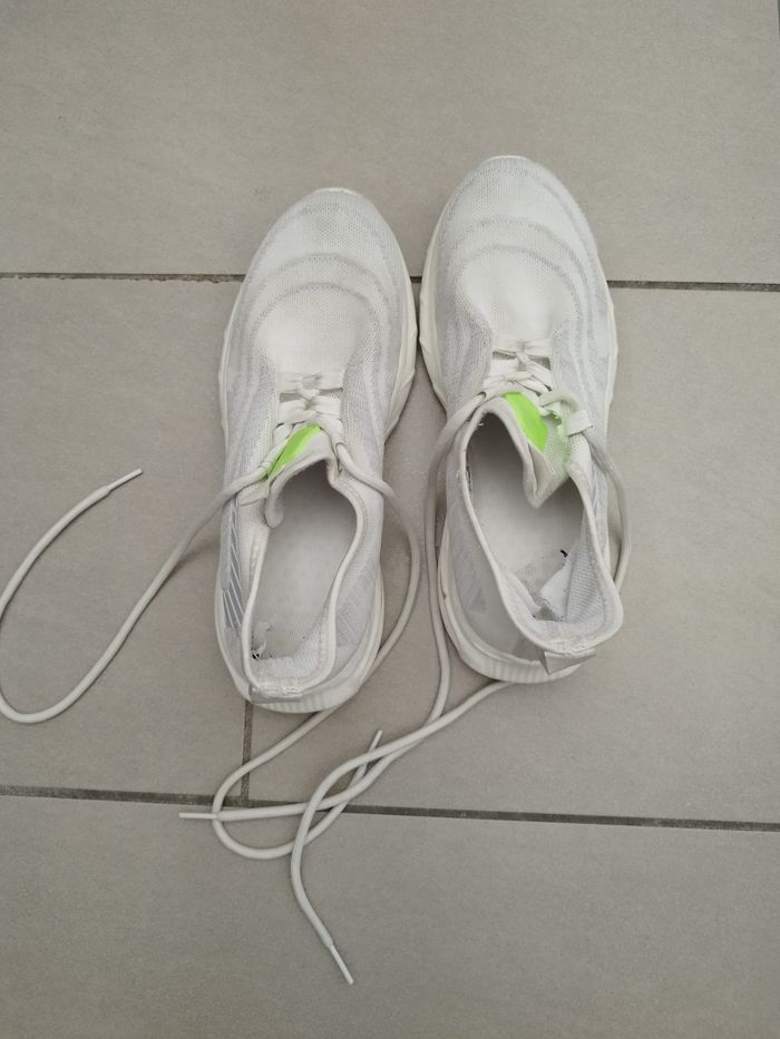 Baskets blanches avec un peu de jaune taille 40 - photo numéro 3