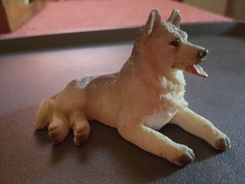 Figurine chien berger allemand. 9 x 5 cm