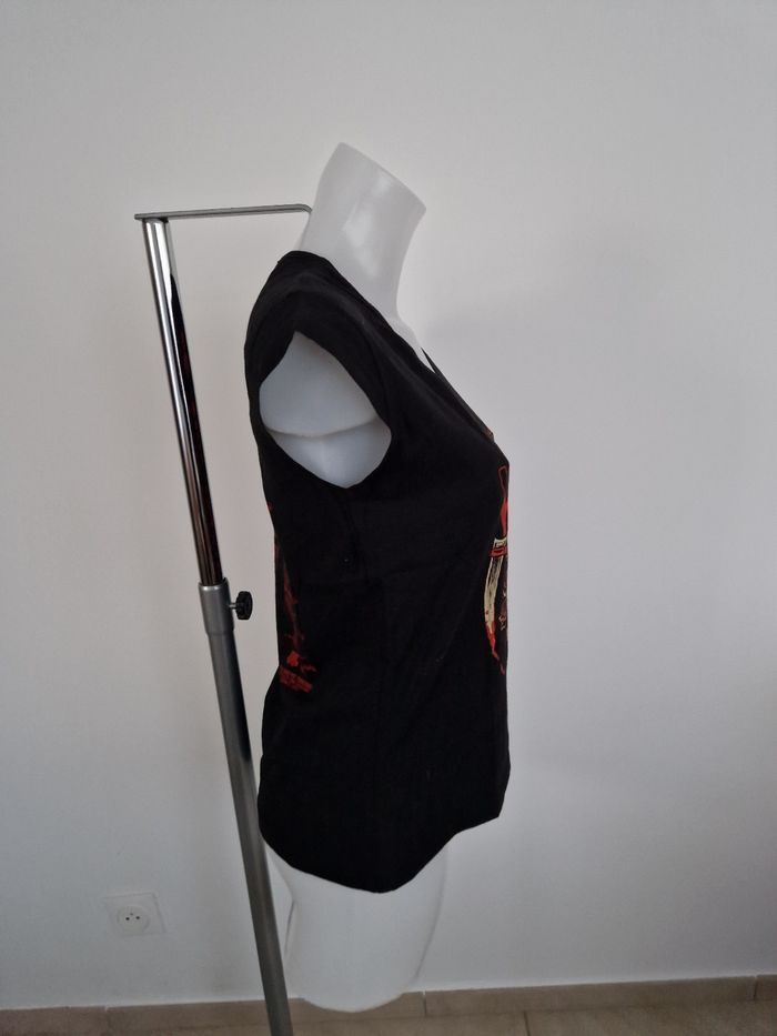 Tee-shirt noir avec motif crâne avec roses rouge, Hellfest édition 2013 - photo numéro 5