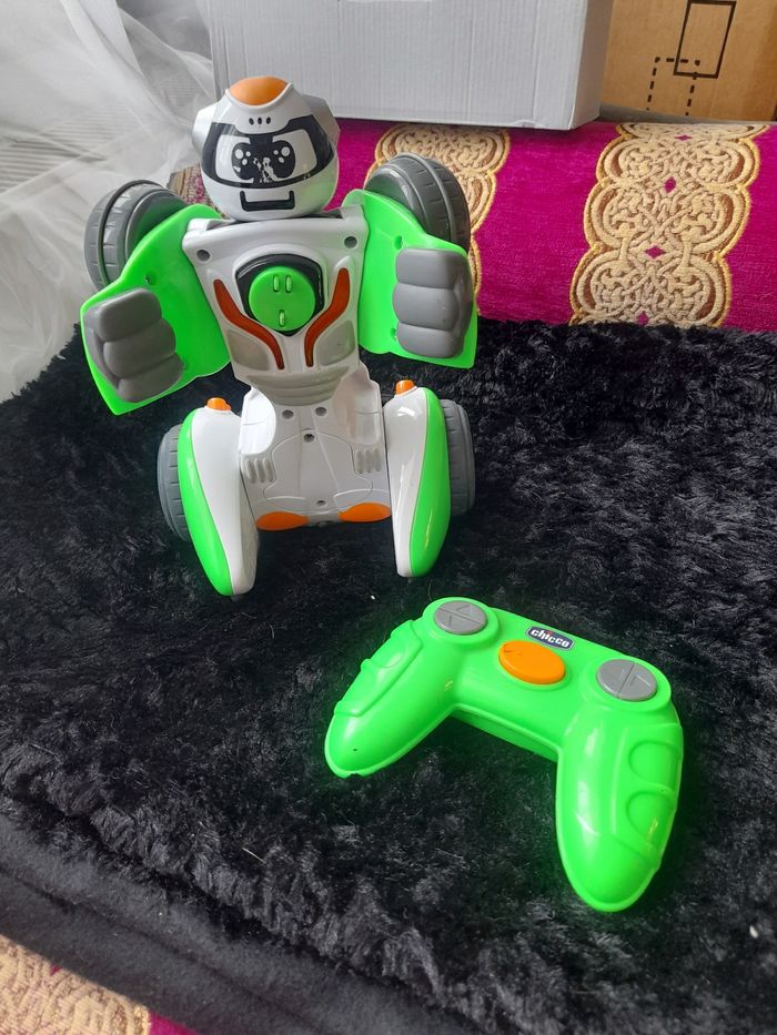 Voiture, robot télécommandé