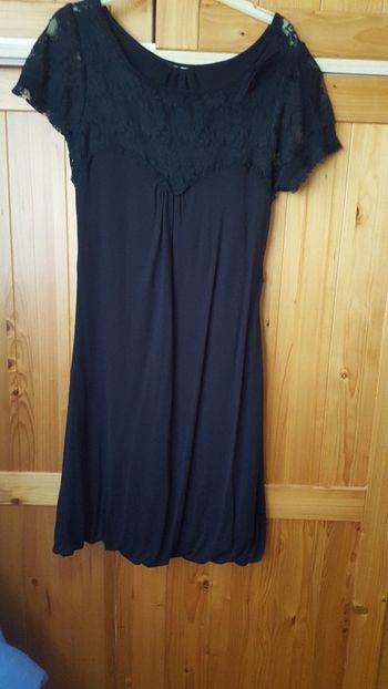 Robe été finition bas ballon .Plus d étiquette mais la taille est 38.