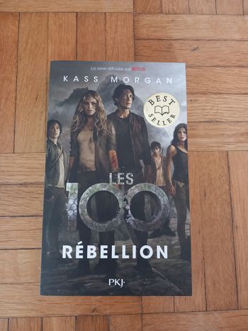 Livre"Les 100;Rébellion "Kass Morgan neuf
