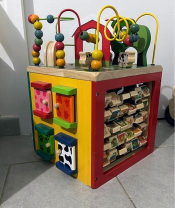 Grand cube / centre d'activités en bois sur le thème de la ferme - Jouet éducatif - Battat