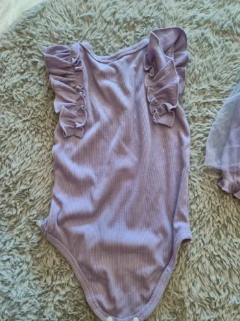 Ensemble body et short lila en excellent état, 12/18 mois.