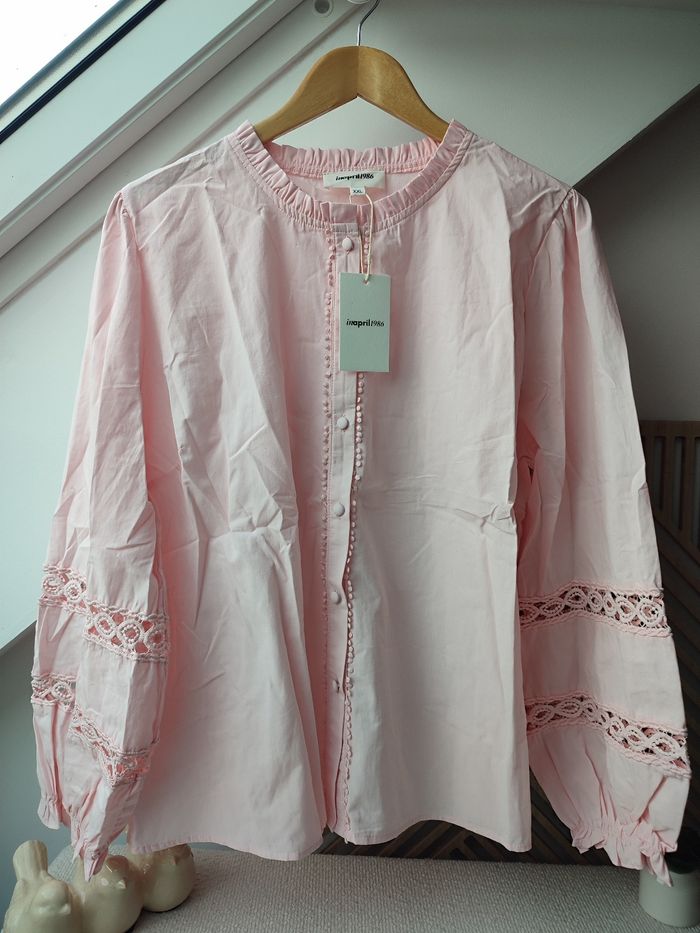 Chemise rose en coton 2XL. In april 1986