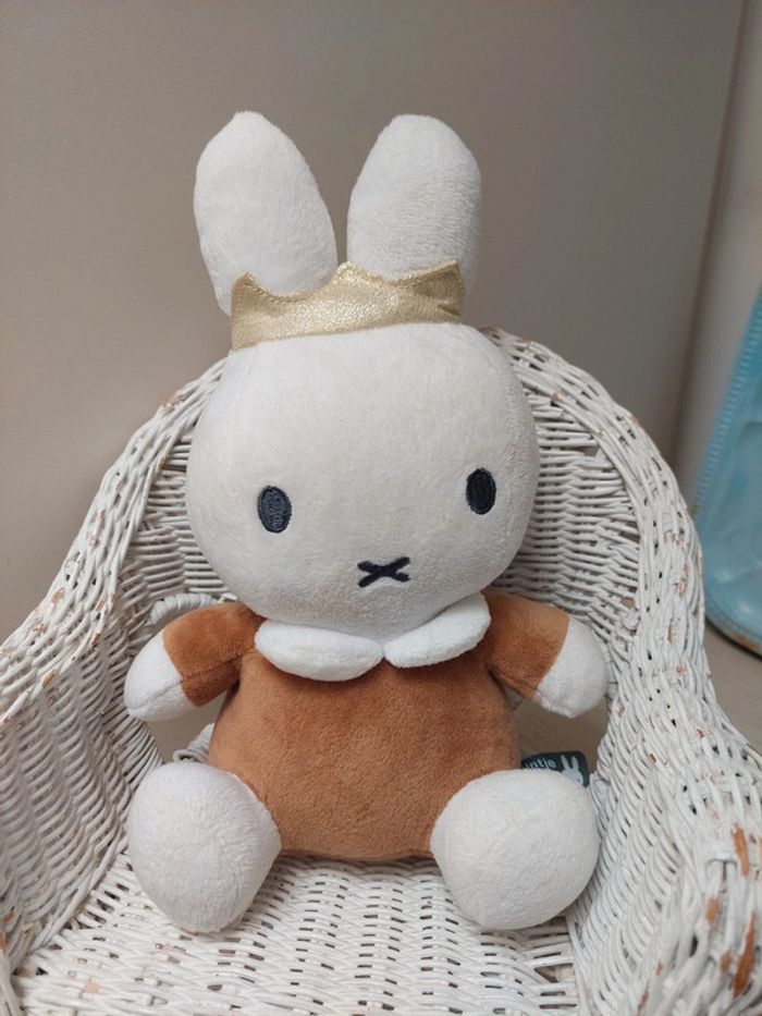 Tiamo - peluche lapin Miffy avec couronne