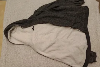 Veste grise et blanche